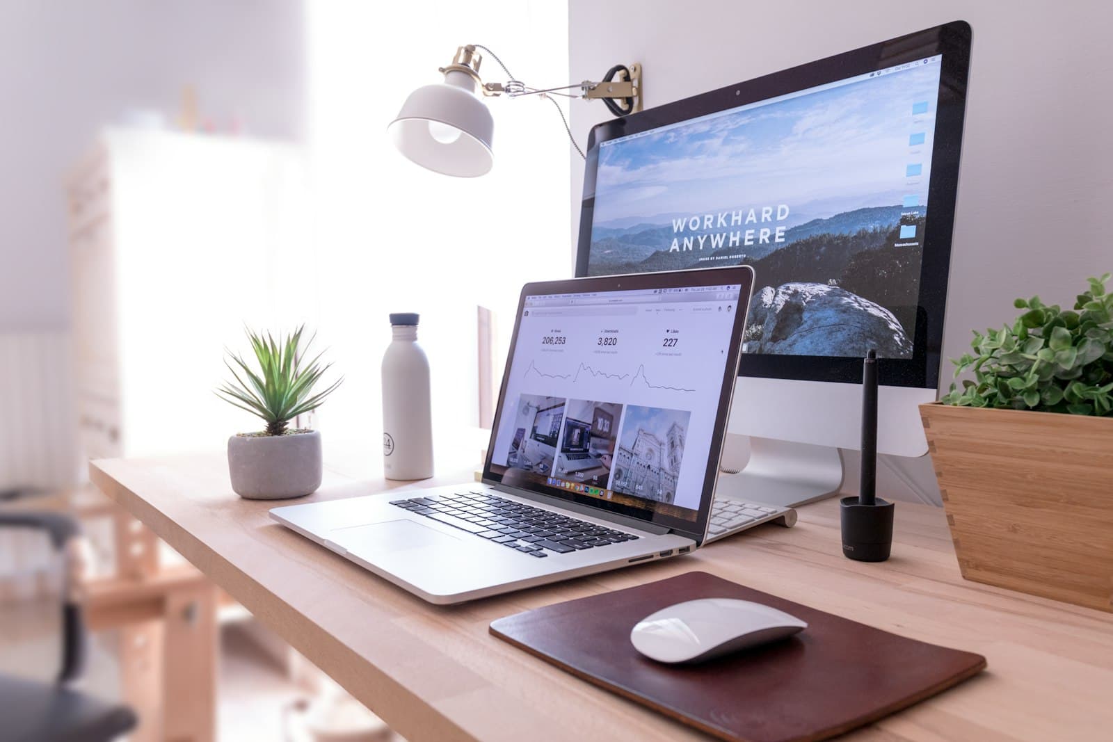 Opgeruimd bureau met laptop waarop statistieken zichtbaar zijn